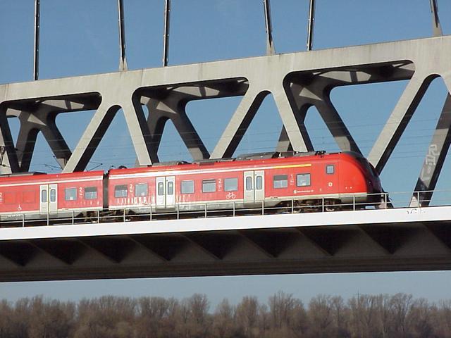 A train (probably the S8 from Mönchengladbach to Hagen) on Hammer Eisenbahnbrücke.

📷: Sony MVC-FD81
💾: Fujifilm 2HD
🗺️: Düsseldorf-Hamm
📅: 2022-02-12