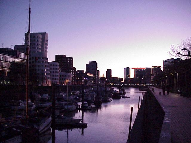 Sunset at Medienhafen Düsseldorf
📷: Sony MVC-FD81
📅: 2022-02-27