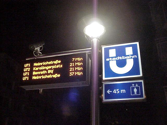 A passenger information display at tram stop "Kirchplatz U" at night

📷: Sony MVC-FD81
💾: Fujifilm 2HD
🗺️: Düsseldorf
📅: 2022-08-21